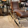 fauteuil-biarrtiz-avec-ottoman-repose-pied-chaise-madrid-relax-cuir-vintage-marron-brun-majdeltier-5 Détail du cuir pleine fleur brun vintage travaillé à la main du fauteuil Biarritz