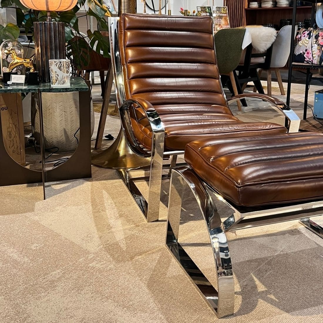 fauteuil-biarrtiz-avec-ottoman-repose-pied-chaise-madrid-relax-cuir-vintage-marron-brun-majdeltier-5 Détail du cuir pleine fleur brun vintage travaillé à la main du fauteuil Biarritz