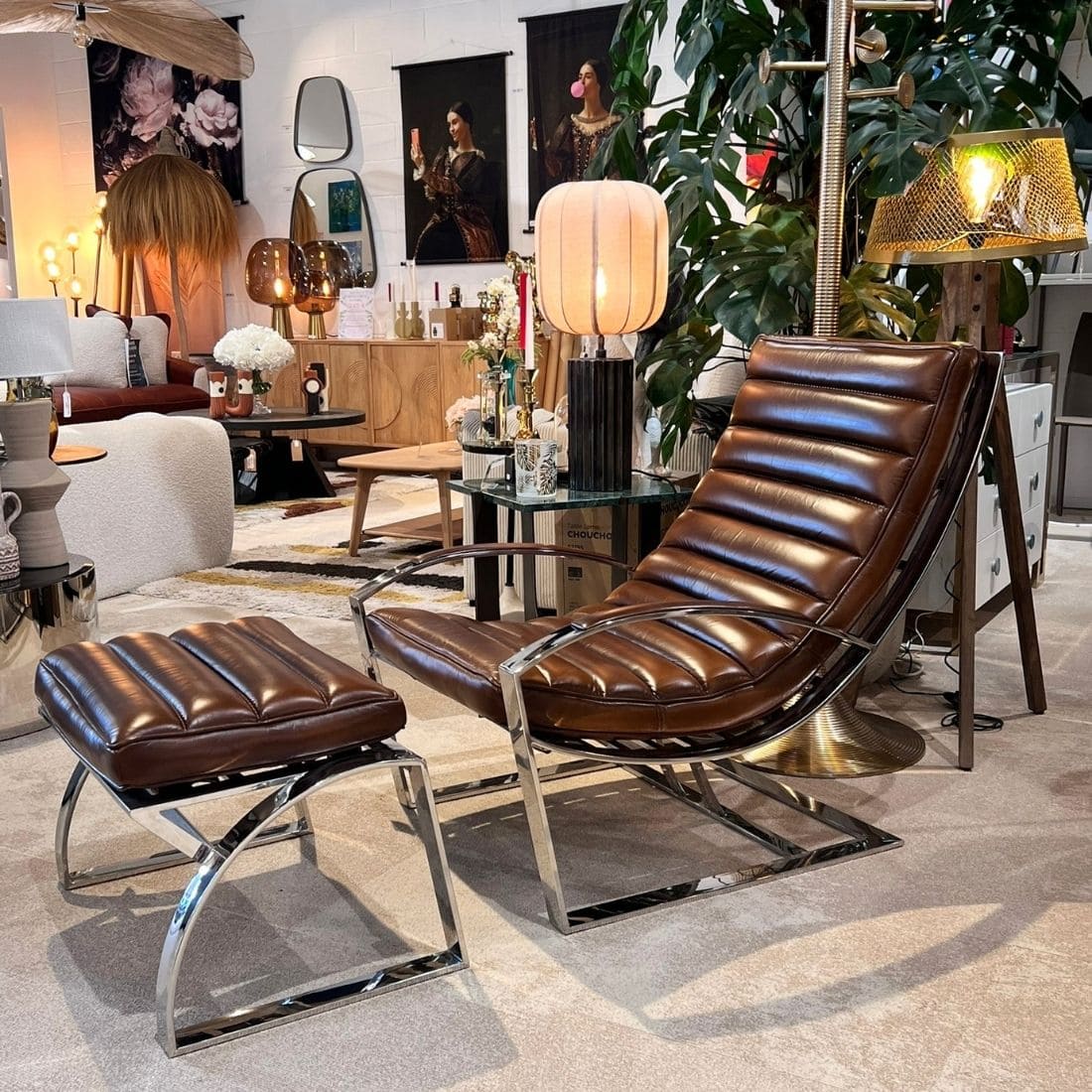 fauteuil-biarrtiz-avec-ottoman-repose-pied-chaise-madrid-relax-cuir-vintage-marron-brun-majdeltier-6 Fauteuil Biarritz cuir brun vintage avec ottoman assorti et piètement en inox poli miroir, vue magasin
