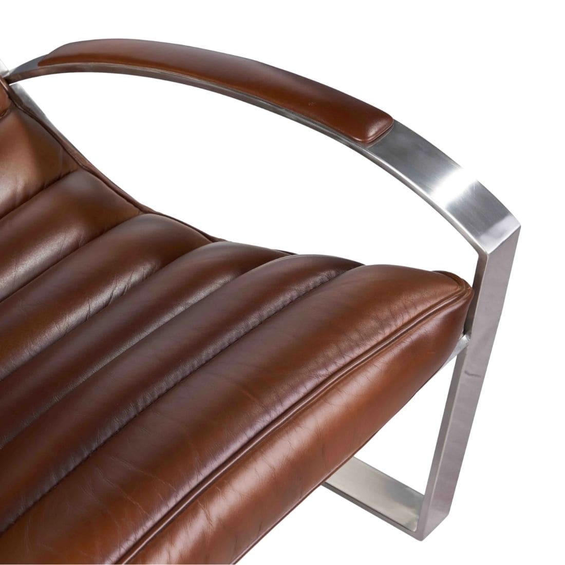 ixcl57v01-Fauteuil-biarritz-madrid-cuir-vintage-chrome-design-majdeltier-4 Détail du cuir pleine fleur brun patiné à la main du fauteuil Biarritz