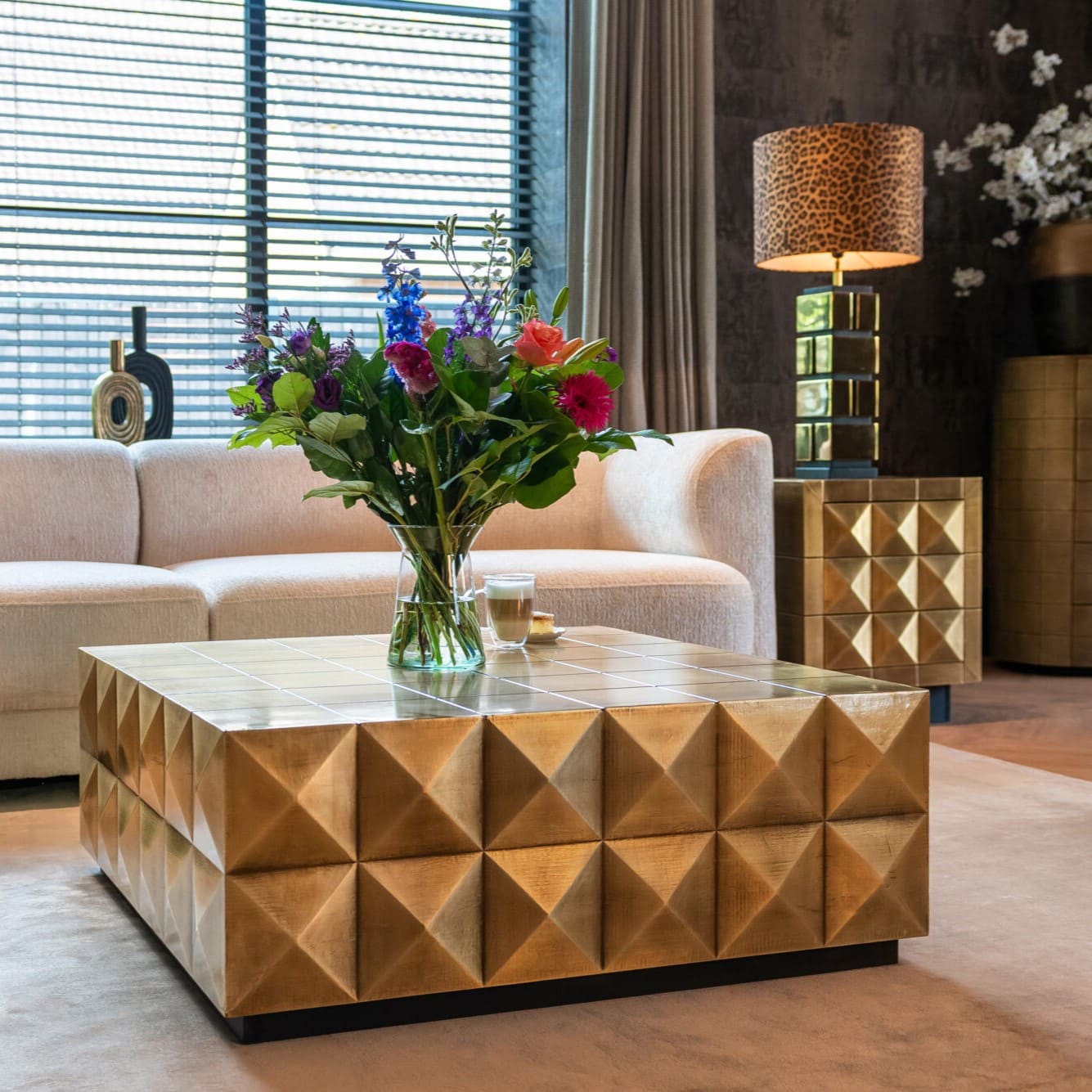 Table basse Collada-laiton brossé-design brutaliste-majdeltier Table basse Collada laiton brosse design brutaliste majdeltier