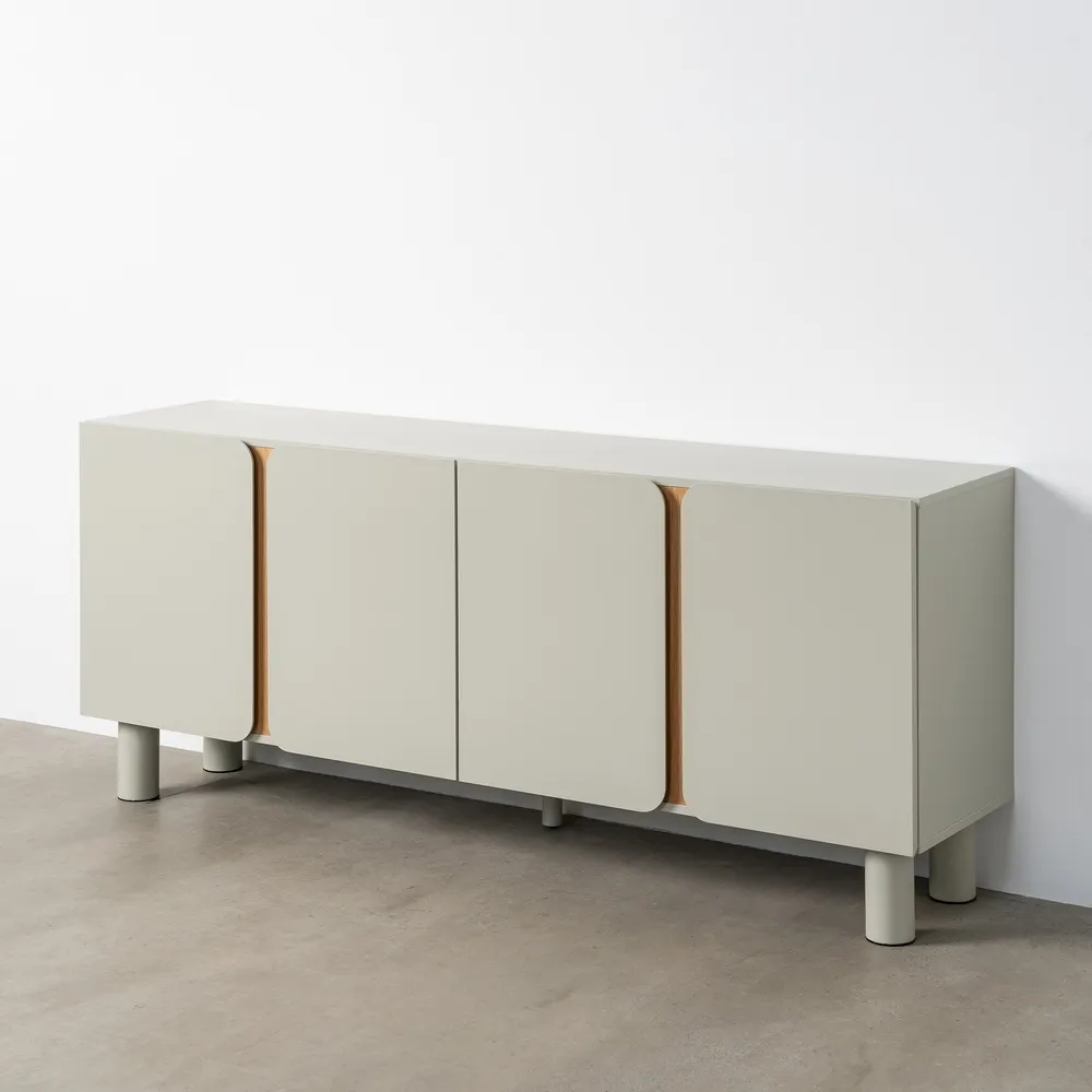 Buffet yoko-gris-taupe-4portes-majdeltier-2 Buffet Yoko 180 cm gris taupe, 4 portes. Design arrondi, teinte douce