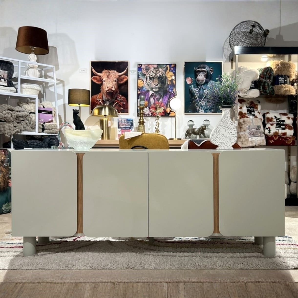 Buffet yoko-gris-taupe-4portes-majdeltier-5 Buffet Yoko 180 cm gris taupe, 4 portes. Design arrondi, teinte douce