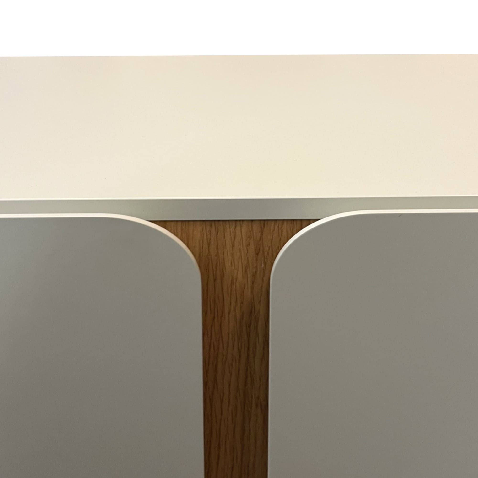 Buffet yoko-gris-taupe-4portes-majdeltier-7 Buffet Yoko 180 cm gris taupe, 4 portes. Design arrondi, teinte douce