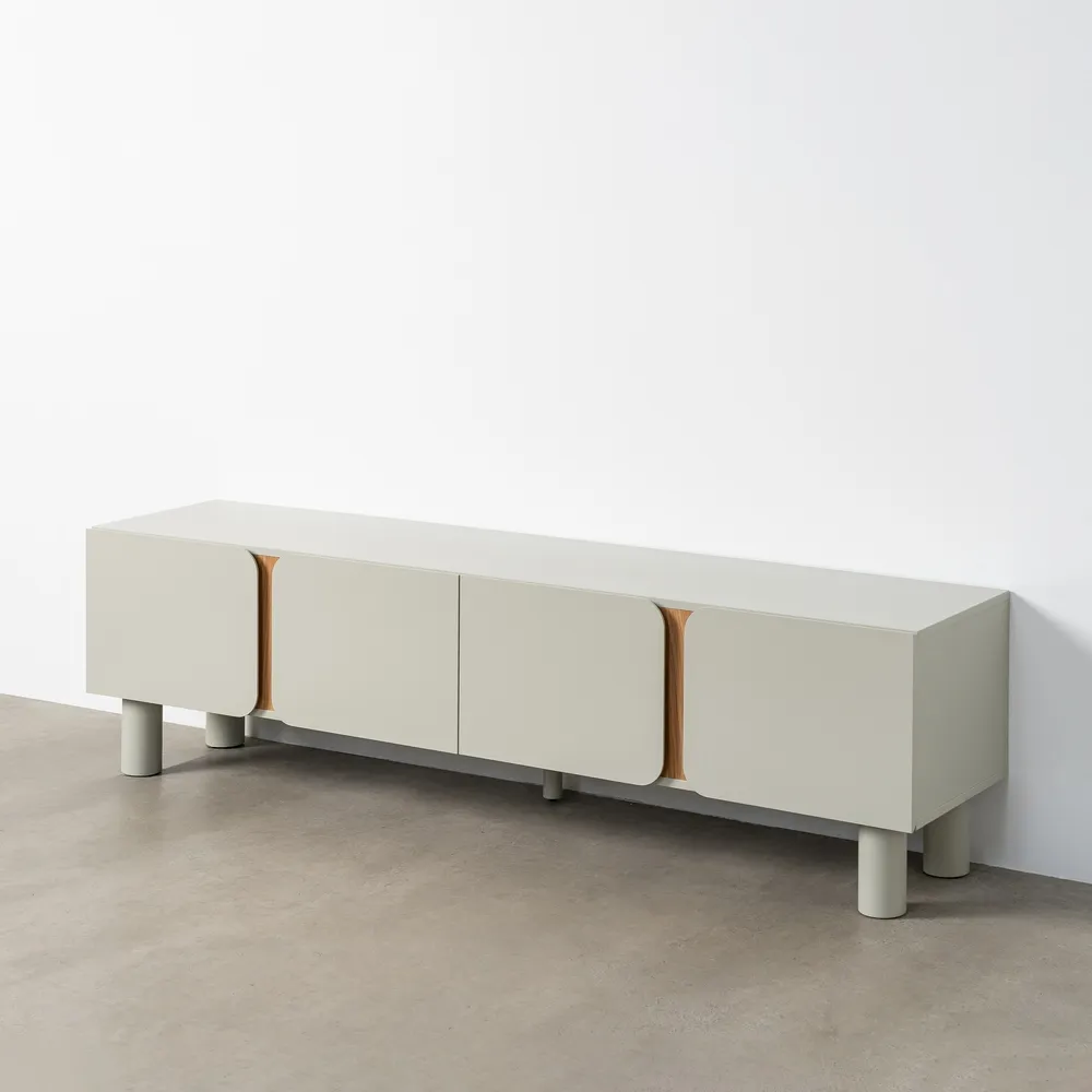 Meuble Tv -Yoko- bois clair-couleur taupe-majdeltier-2 Meuble Tv Yoko 180 cm taupe, 4 portes. Design arrondi, teinte douce