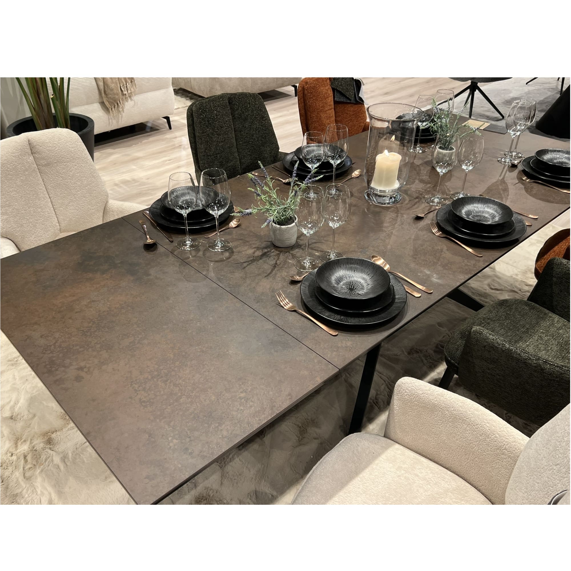 Table -Rectangulaire- Extensible -En -Céramique Hector-bronze-rouille-pied-central-étoile-12-personnes-majdeltier-4 (1) Table Rectangulaire Extensible En Ceramique Hector bronze rouille pied central etoile 12 personnes majdeltier 4 1