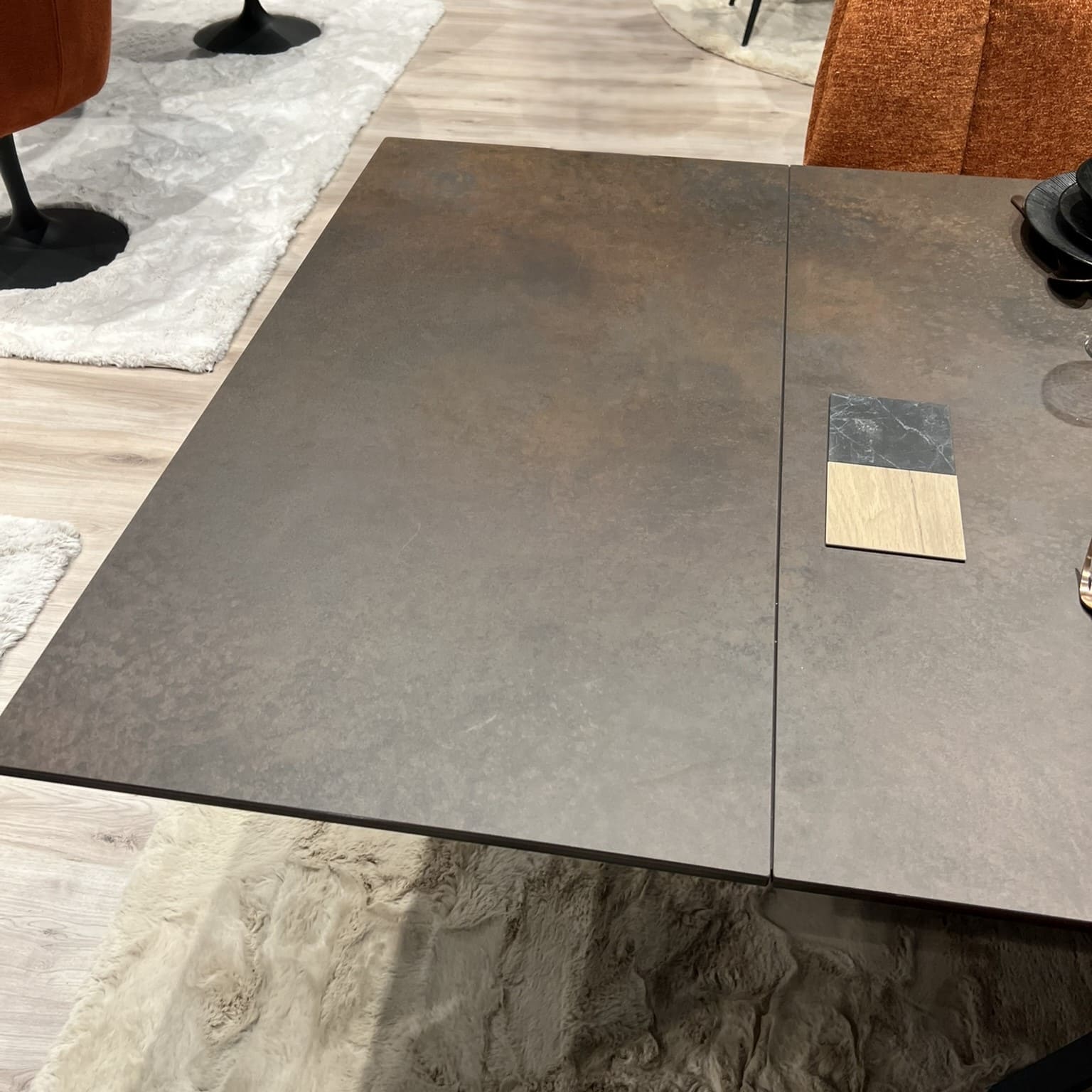 Table -Rectangulaire- Extensible -En -Céramique Hector-bronze-rouille-pied-central-étoile-majdeltier-6 Table Rectangulaire Extensible En Ceramique Hector bronze rouille pied central etoile majdeltier 6