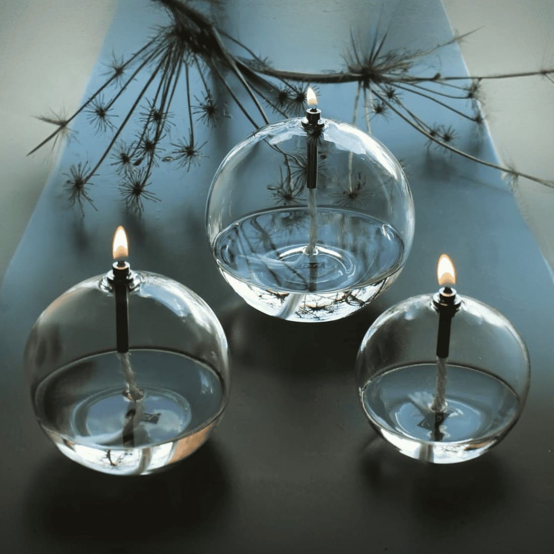 lampe a huile péri living Composition de 3 lampes à huile sphére Peri Living allumées en verre transparent et laiton