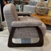 Fauteuil-arlo-piétement-bois-signature-majdeltier-2 fauteuil arlo, fauteuil design avec un piétement signature