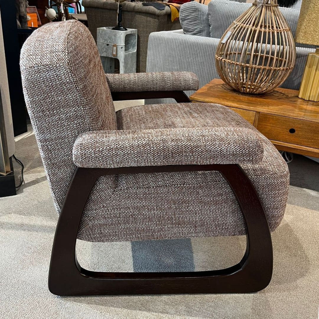 Fauteuil-arlo-piétement-bois-signature-majdeltier-2 fauteuil arlo, fauteuil design avec un piétement signature