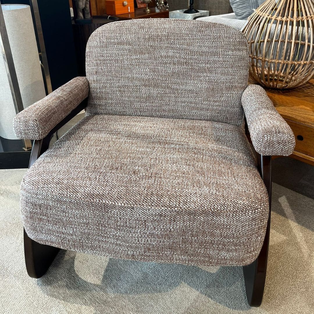Fauteuil-arlo-piétement-bois-signature-majdeltier-4 fauteuil arlo, fauteuil design avec un piétement signature
