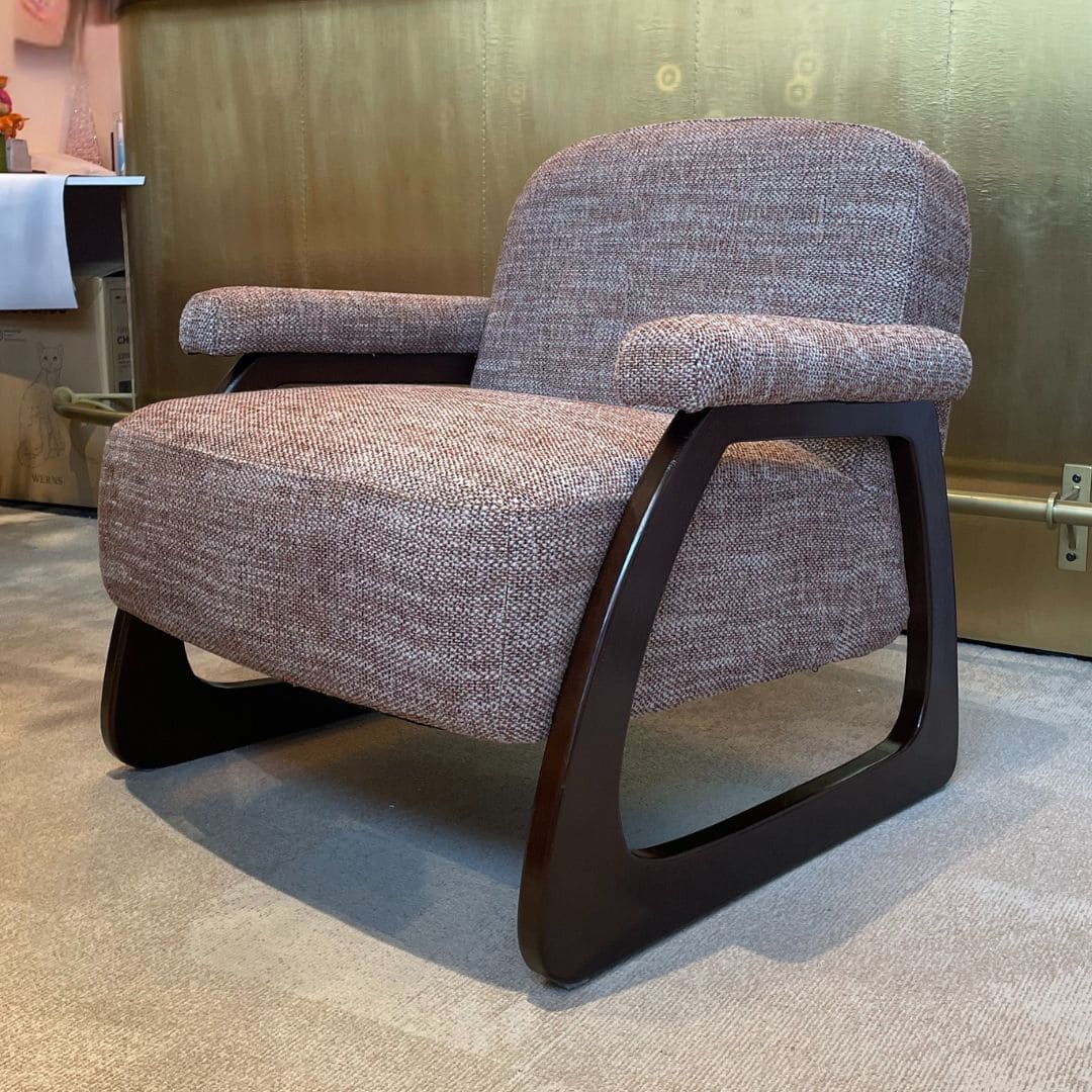 Fauteuil-arlo-piétement-bois-signature-majdeltier-5 fauteuil arlo, fauteuil design avec un piétement signature