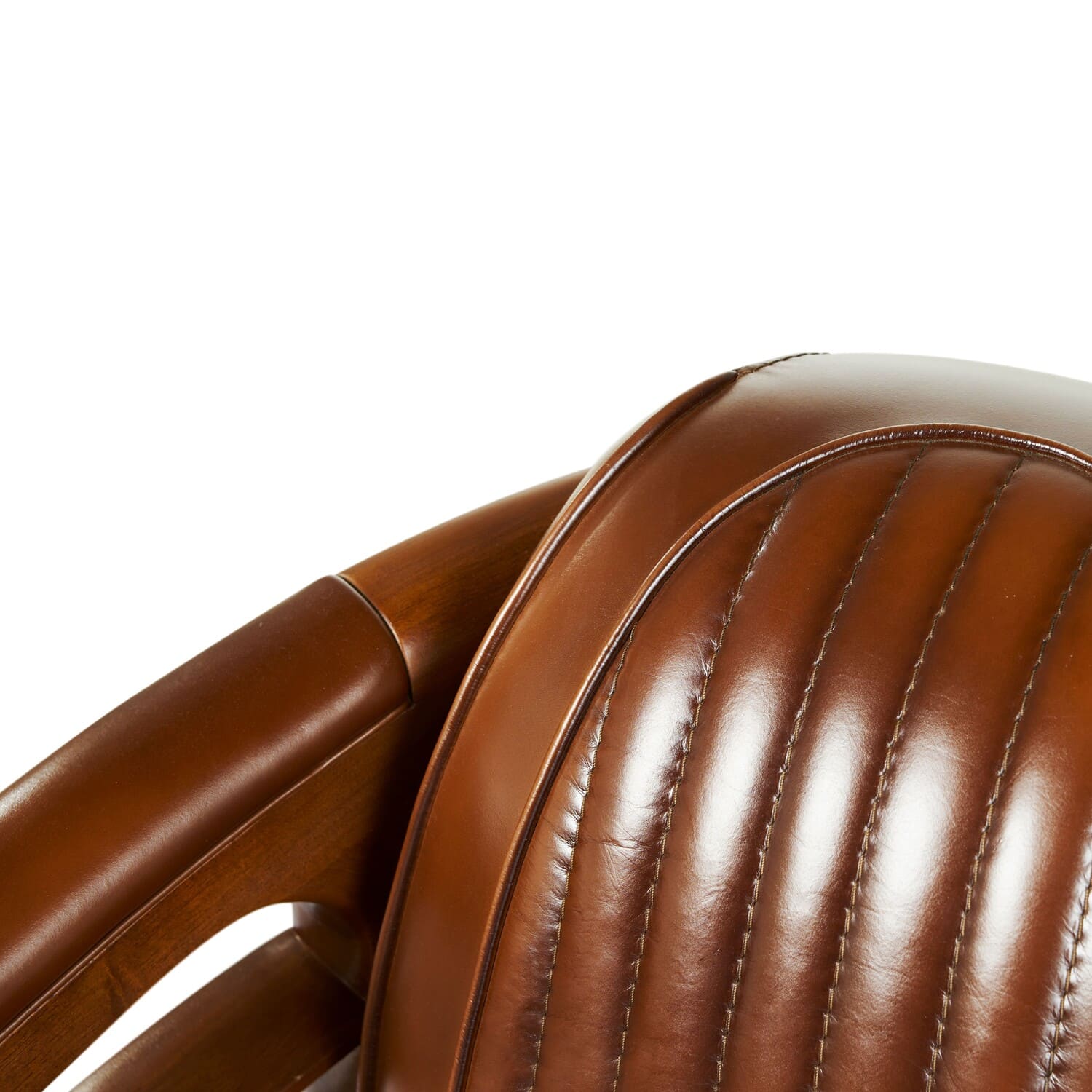 Fauteuil-Club-Riviera-Cuir-Vintage-Marron-majdeltier-6 Détail cuir pleine fleur vintage marron surpiqûres fauteuil Club Riviera assise