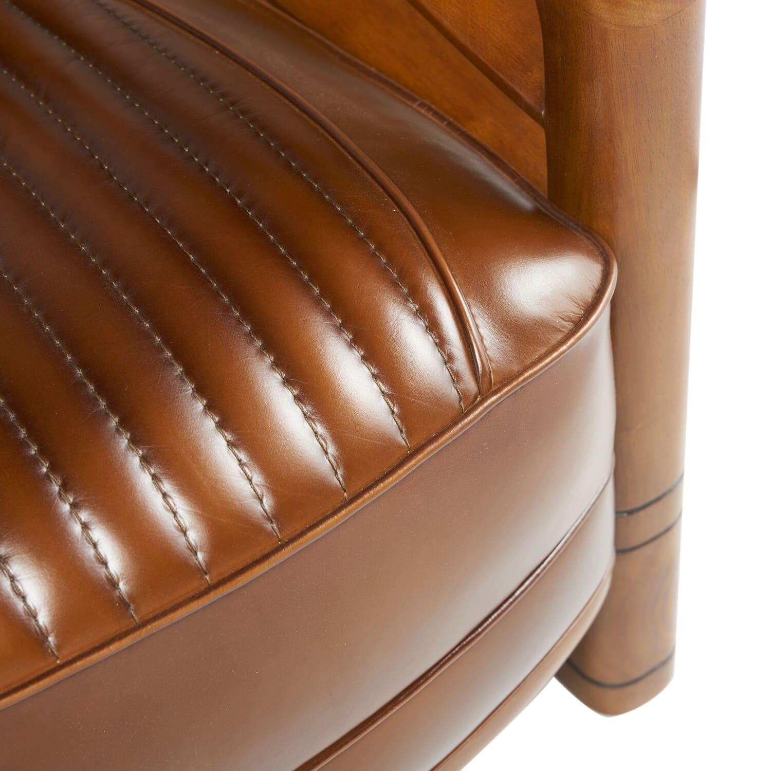 Fauteuil-Club-Riviera-Cuir-Vintage-Marron-majdeltier-7 Détail cuir pleine fleur vintage marron surpiqûres fauteuil Club Riviera assise