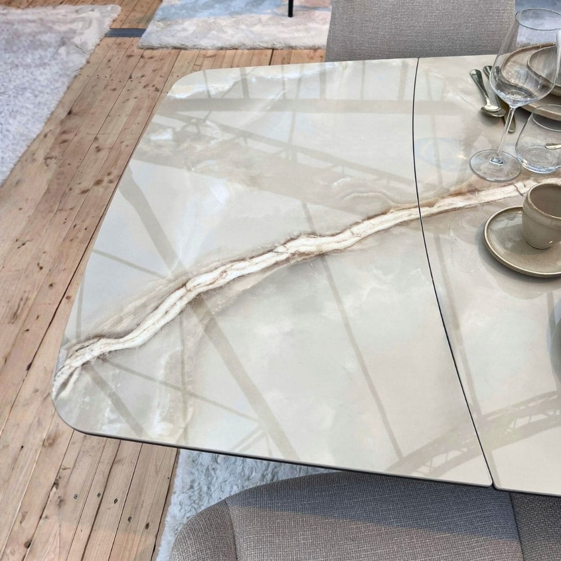 Table-Céramique-Extensible-Valoise-Marbre-Beige-veinage-facile-a-vivre-200-300-cm-8 Table céramique extensible Valoise marbre beige zoom plateau