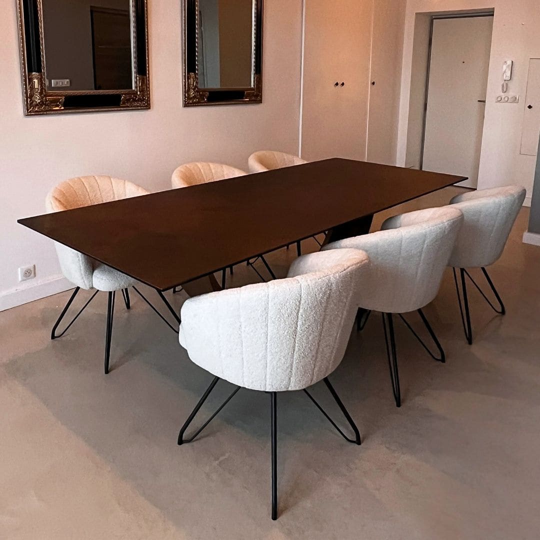 table-ceramique-rectangulaire-pearl-bronze-design-5 Table en céramique rectangulaire Pearl finition bronze avec piétement demi-lune dans une salle à manger contemporaine