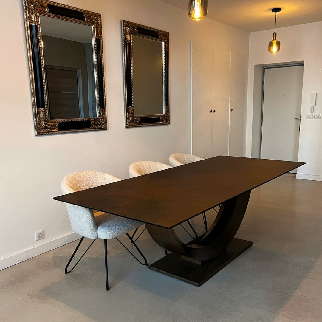 table-ceramique-rectangulaire-pearl-bronze-design-6 Table en céramique rectangulaire Pearl finition bronze avec piétement demi-lune dans une salle à manger contemporaine