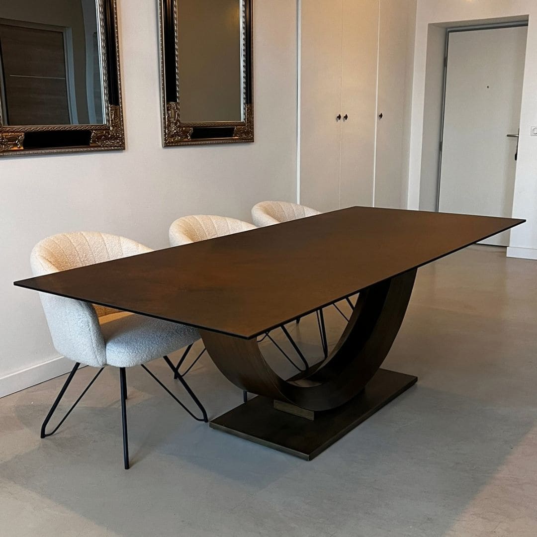 table-ceramique-rectangulaire-pearl-bronze-design-7 Table en céramique rectangulaire Pearl finition bronze avec piétement demi-lune dans une salle à manger contemporaine