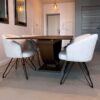 table-ceramique-rectangulaire-pearl-bronze-design-8 Table en céramique rectangulaire Pearl finition bronze avec piétement demi-lune dans une salle à manger contemporaine