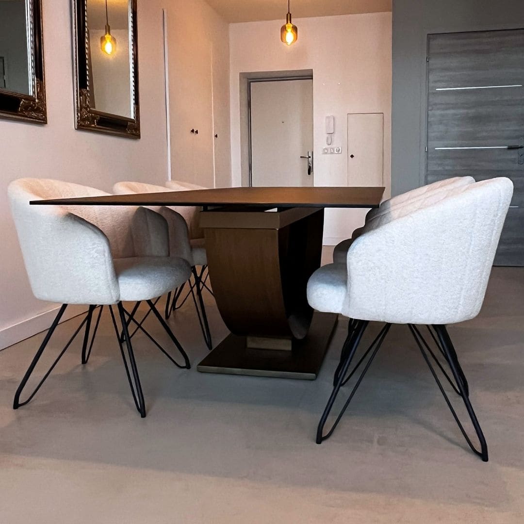 table-ceramique-rectangulaire-pearl-bronze-design-8 Table en céramique rectangulaire Pearl finition bronze avec piétement demi-lune dans une salle à manger contemporaine