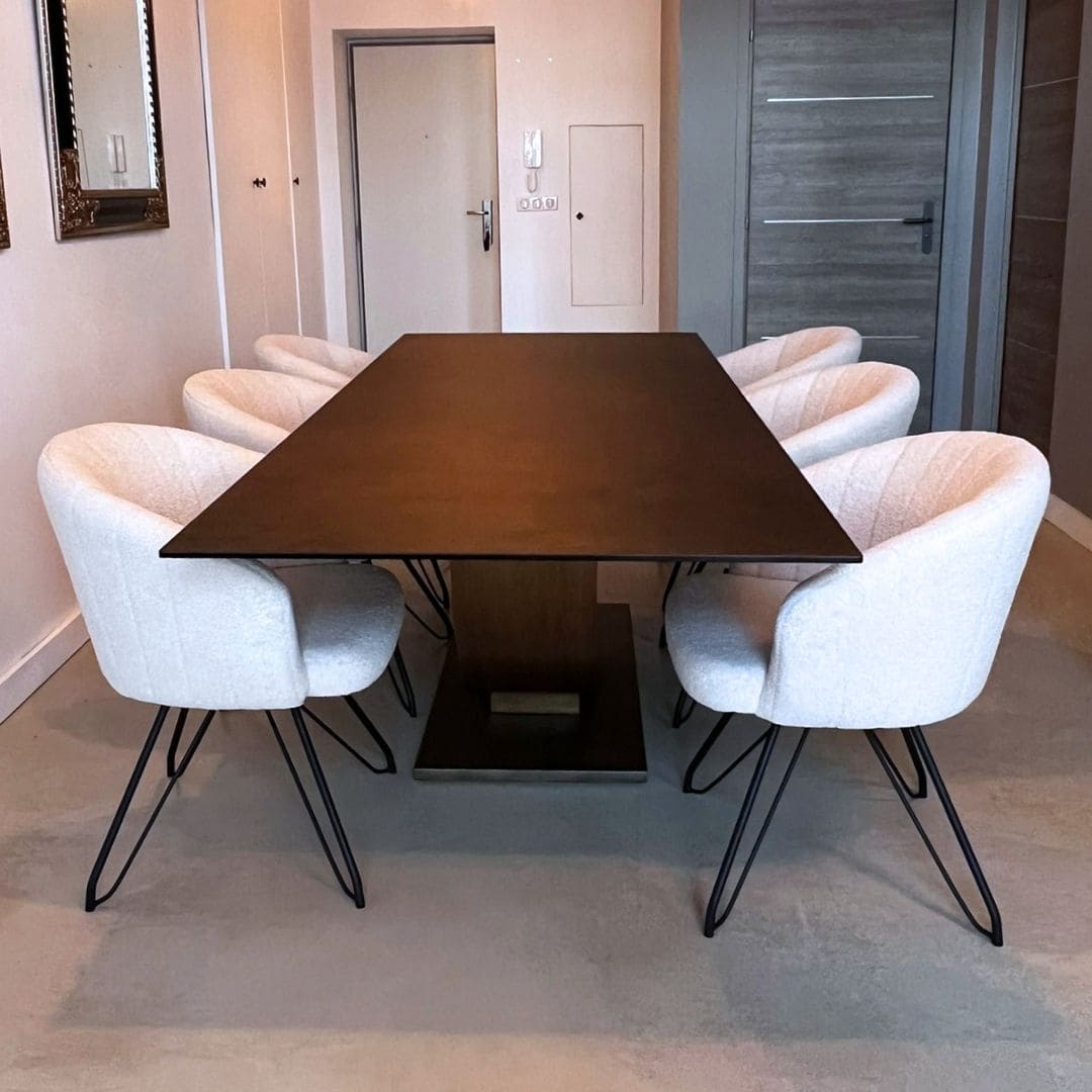table-ceramique-rectangulaire-pearl-bronze-design-9 Table en céramique rectangulaire Pearl finition bronze avec piétement demi-lune dans une salle à manger contemporaine