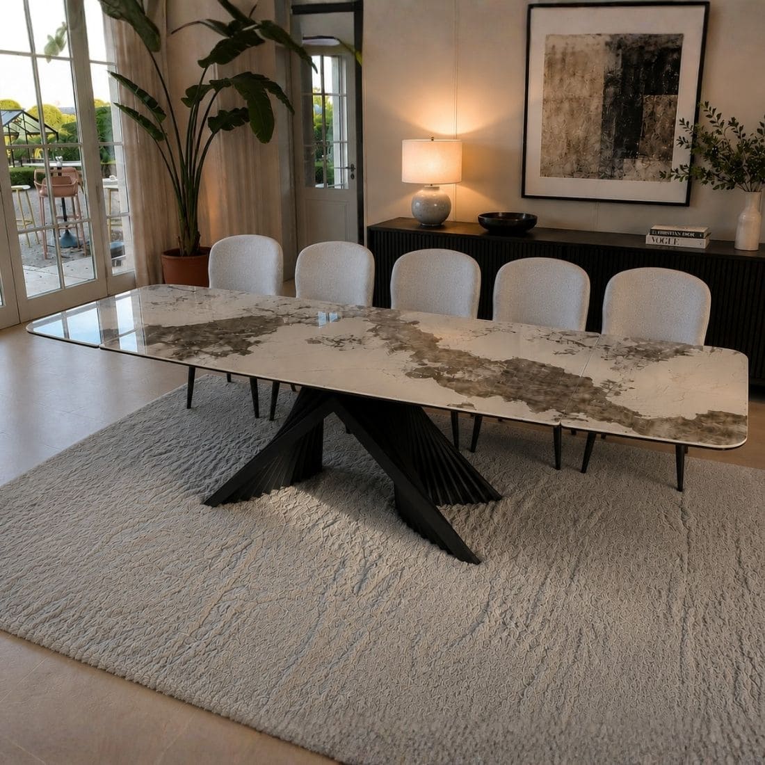 table-extensible-ceramique-angel-effet-marbre-utopia-lievens-2 Table Extensible Céramique Angel Marbre Utopia brillante avec piètement anthracite sculptural dans salle à manger design, avec chaises