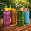 Lot-de-4-Verres-Tiki-colorés-en-Céramique - Cocktails-Tiki Bar-majdeltier-7 (1) Verres Tiki en céramique vert, bleu, jaune et violet avec motifs sculptés pour cocktails exotiques
