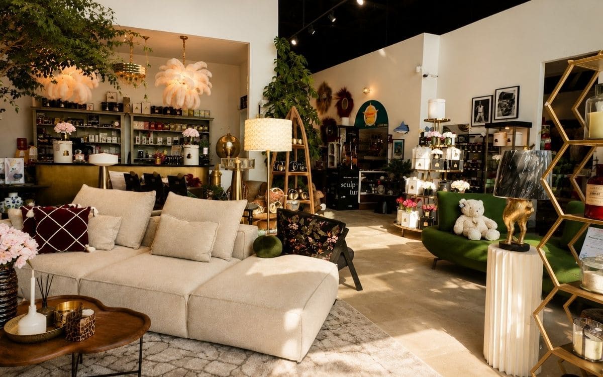 Canapé Ara présenté dans le magasin showroom Majdeltier avec mobilier, décoration et luminaires près de Lille.