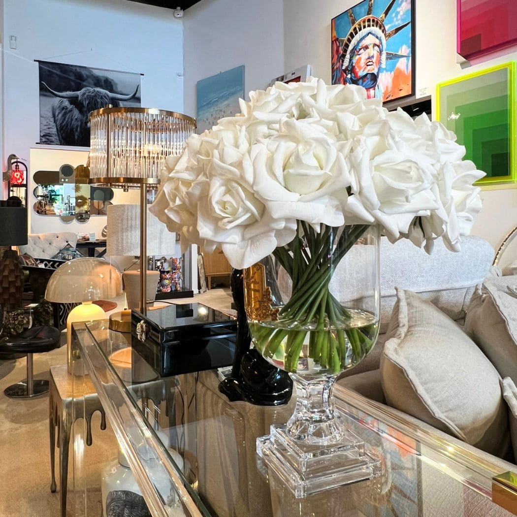 grand bouquet de roses blanches dans une coupe transparente, fleurs parfumées, parfum de maison