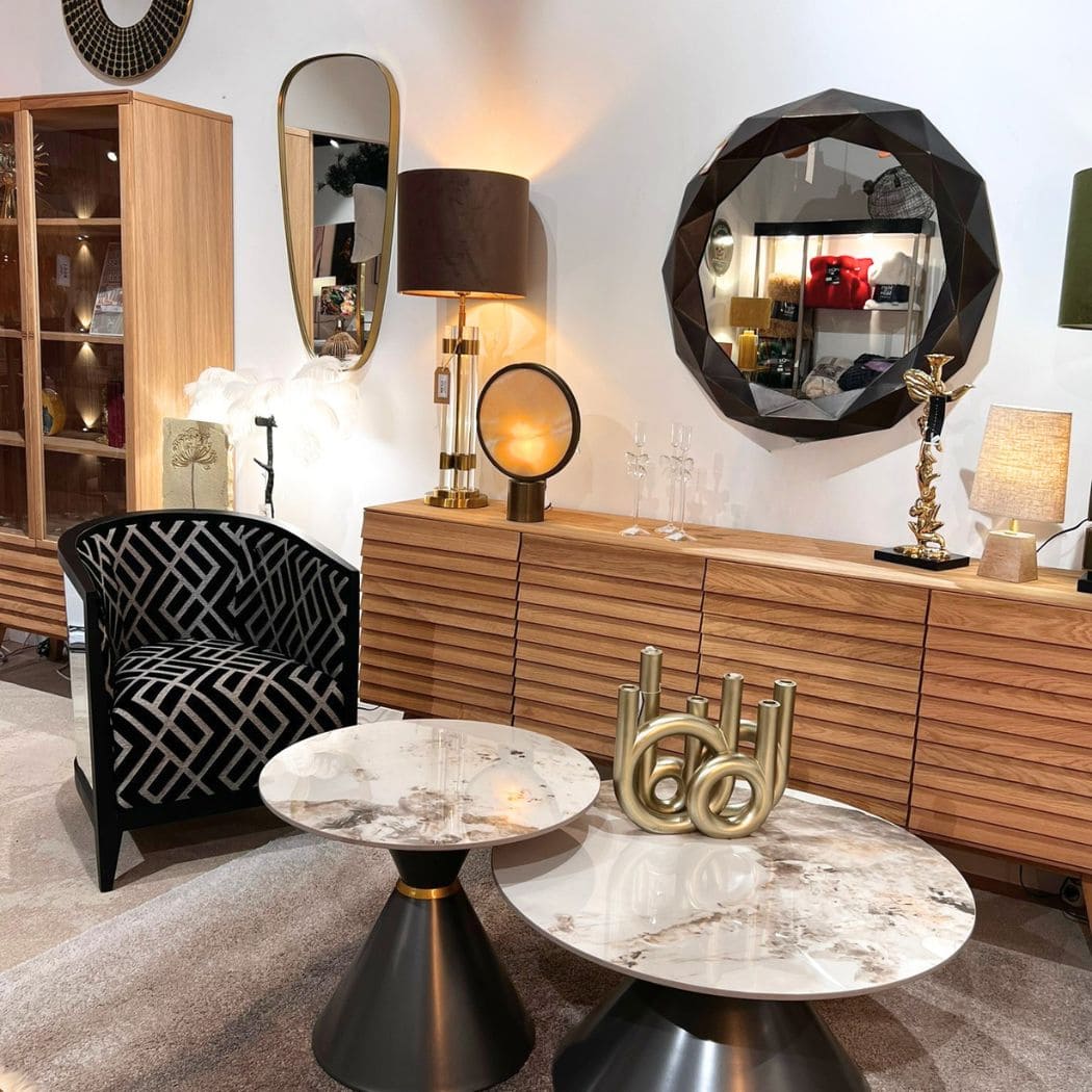 interieur magasin majdeltier, tables basse ceramique, miroir original, luminaires