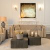 Canapé-Luxandra-3-places-et-1-place-rayé-beige-marron-dans-un-salon-lumineux-majdeltier Canapé Luxandra Richmond Interior tissu rayé beige marron, salon contemporain