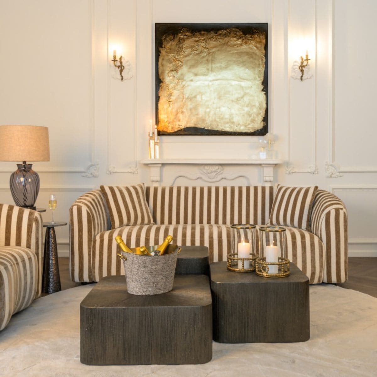 Canapé-Luxandra-3-places-et-1-place-rayé-beige-marron-dans-un-salon-lumineux-majdeltier Canapé Luxandra Richmond Interior tissu rayé beige marron, salon contemporain