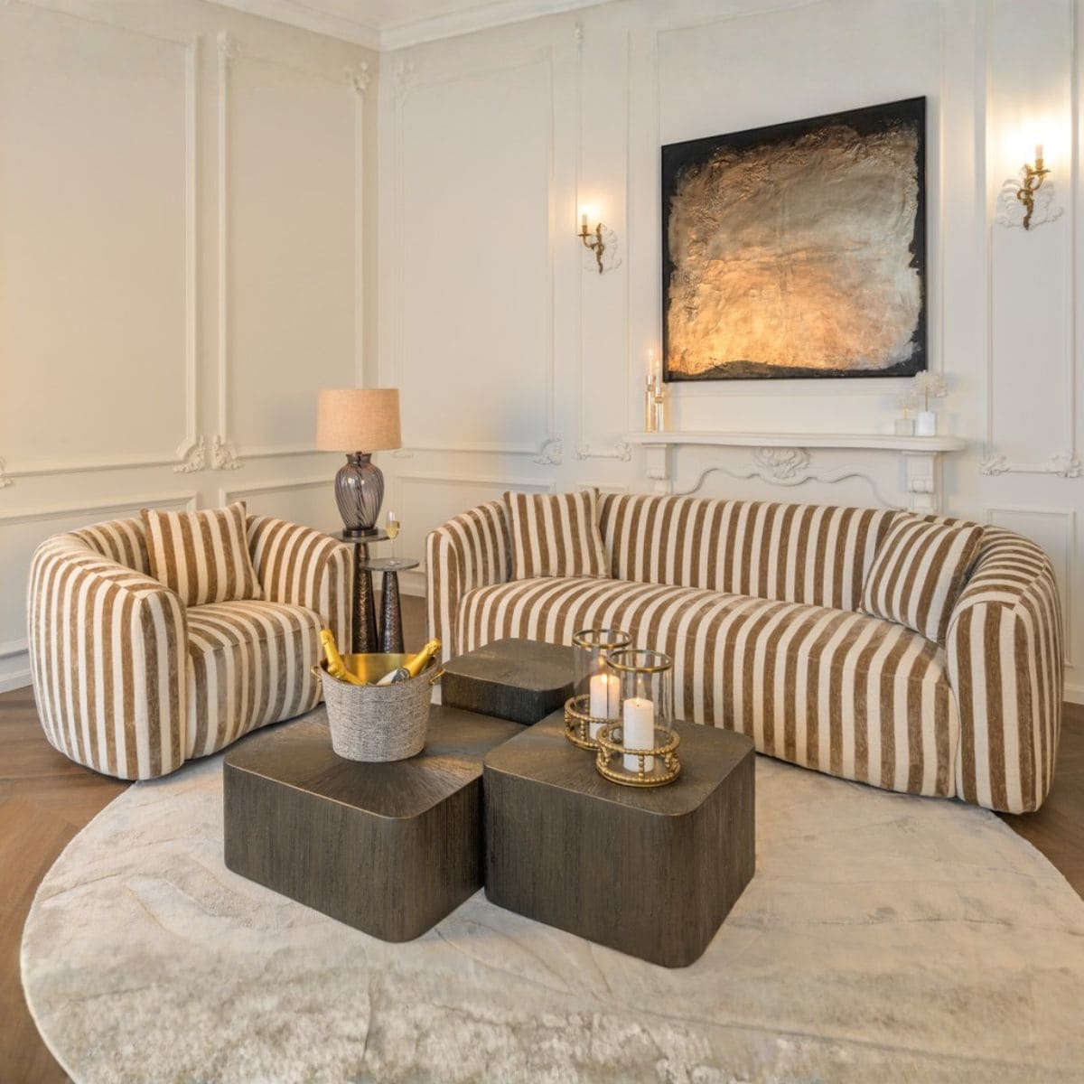 Canapé-Luxandra-3-places-et-1-place-rayé-beige-marron-dans-un-salon-lumineux Canapé Luxandra 3 places rayé beige marron et fauteuil1 place luxandra dans un salon lumineux