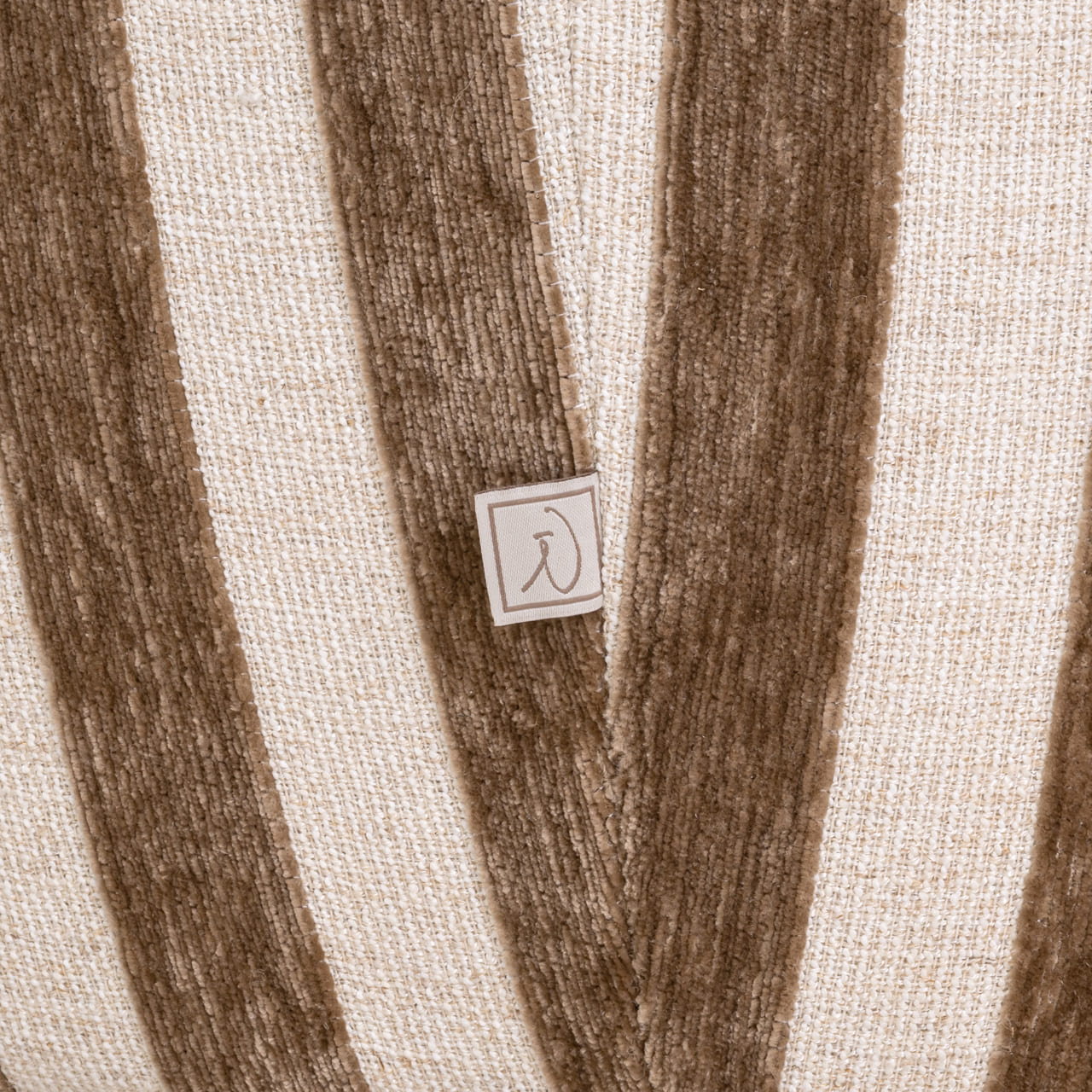 Canapé-Luxandra-Tissu-Rayures-Beige-&-Marron-majdeltier-4 Texture tissu rayé beige marron Richmond Interior, canapé Luxandra