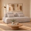 Canapé Tudor modulable dans un salon lumineux, tissu mocca