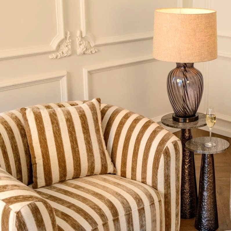Fauteuil-Luxandra-Tissu-Rayures-Beige-&-Marron-arrondi-majdeltier-15 Fauteuil Luxandra rayé beige marron, coussin assorti en situation