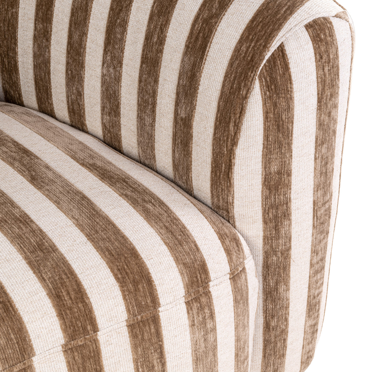 Fauteuil-Luxandra-Tissu-Rayures-Beige-&-Marron-arrondi-majdeltier-6 Détail accoudoir et coussin rayé, fauteuil Luxandra Richmond Interior