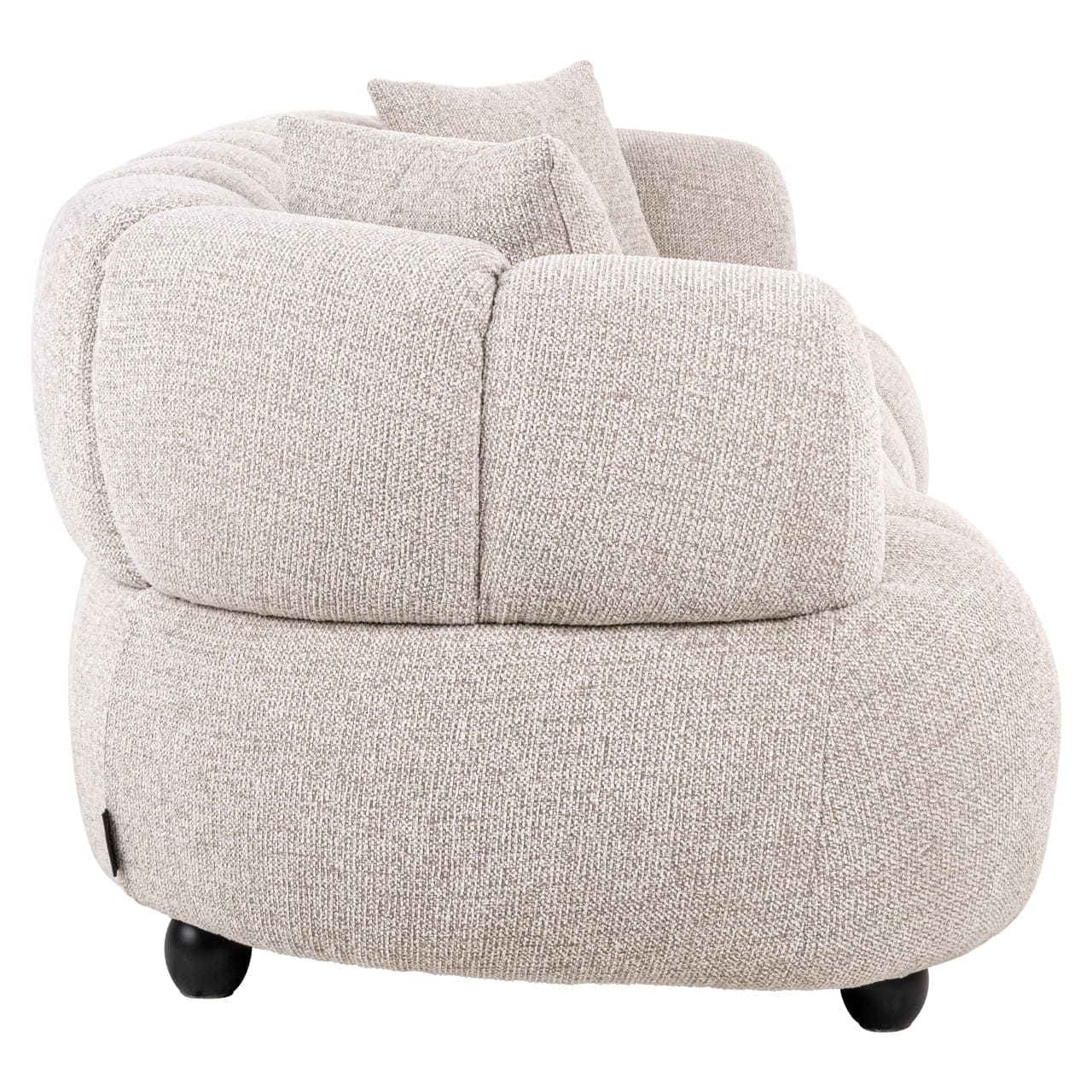 canape-amelia-beige-richmond-interior - natural-fancy-beige-majdeltier Canapé Amelia beige vue de coté, profil, capitonnage à canaux, incurvé, arrondi