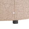 fauteuil-luxandra-beige-sable-fire-retardant-richmond-interior-haut-de-gamme-incurvé-arrondi-majdeltier-4 Détail tissu, pied et étiquette Richmond Interior, fauteuil Luxandra beige