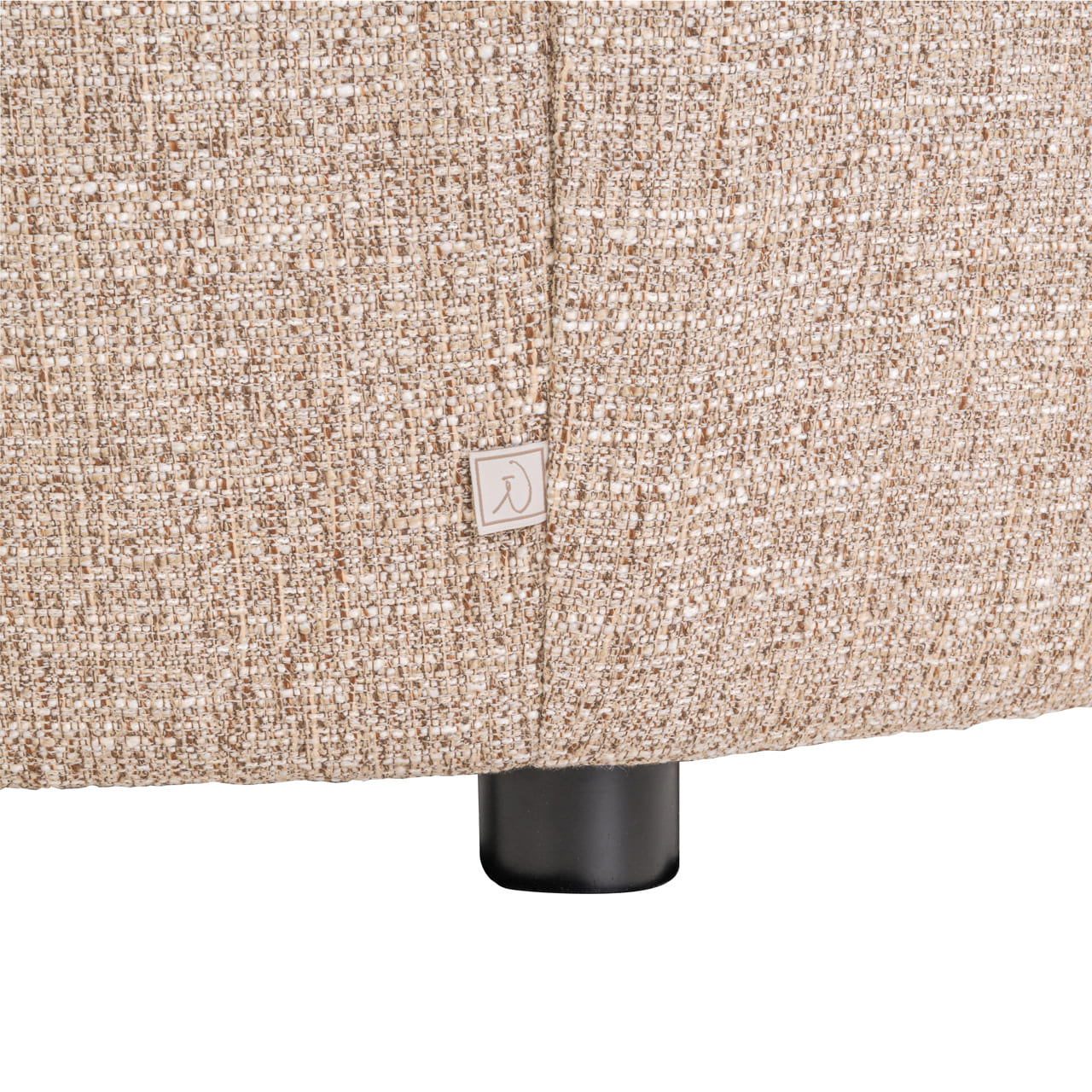 fauteuil-luxandra-beige-sable-fire-retardant-richmond-interior-haut-de-gamme-incurvé-arrondi-majdeltier-4 Détail tissu, pied et étiquette Richmond Interior, fauteuil Luxandra beige