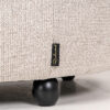 tissu-natural-fancy-richmond-amelia Détail pied rond noir et étiquette Richmond, canapé Amelia beige, tissu natural fancy